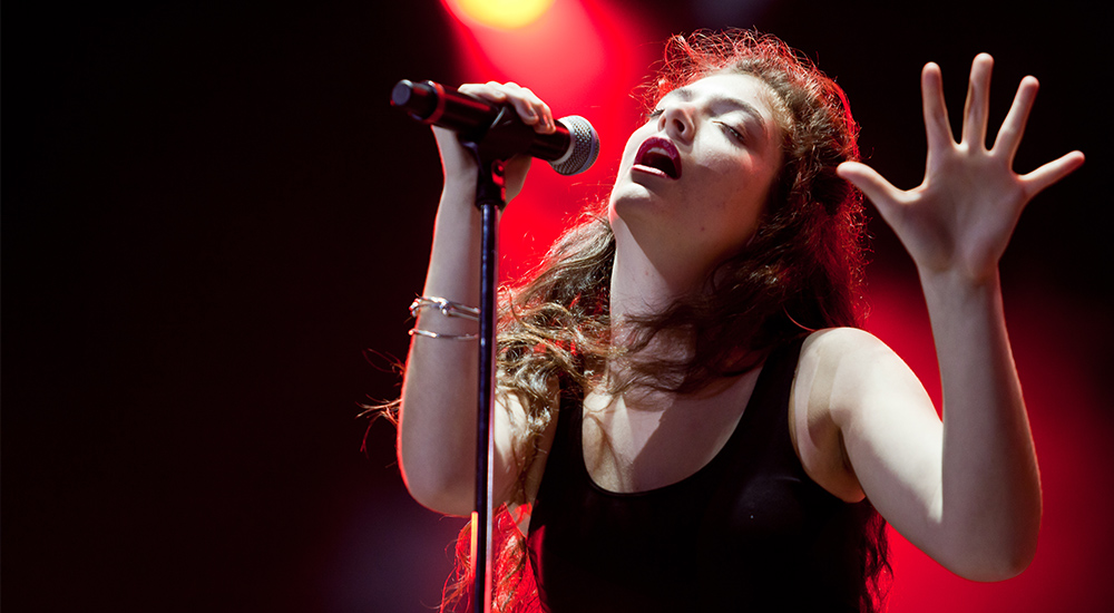 By Liliane Callegari - Flickr: Lorde @ Lollapalooza 2014, CC BY 2.0, https://commons.wikimedia.org/w/index.php?curid=32207309